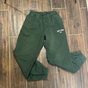 ✨ Brandy Melville Green Joggers with Pockets - 27-Inch Inseam